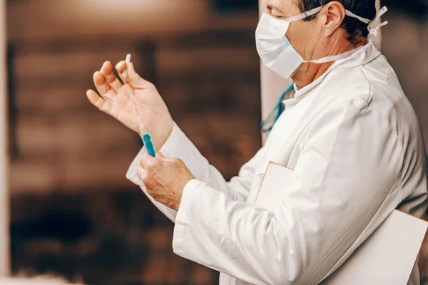 Veterinarian White Coat Protective Mask Holding Clipboard Armpit Preparing Give — Stock Photo, Image