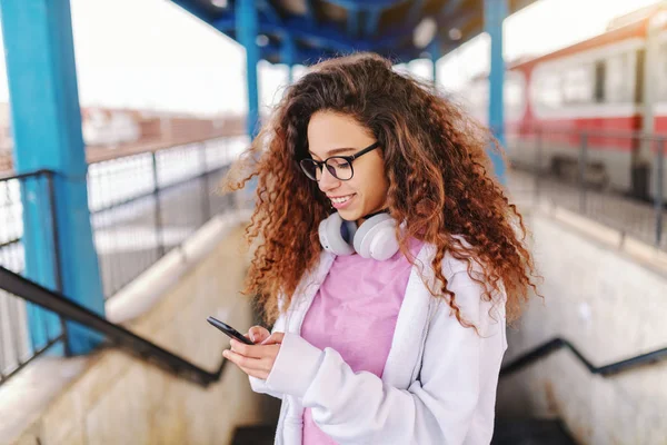 Beautiful Teenage Hipster Girl Long Curly Hair Standing Train Station — Stock Photo, Image