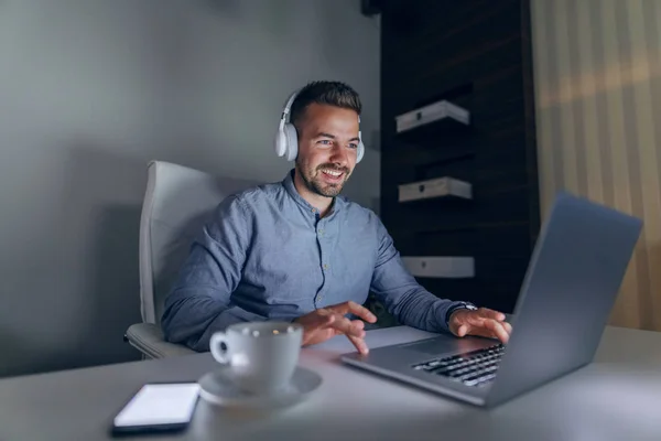 Kaukasia Muda Tersenyum Tampan Berjanggut Freelancer Dengan Headphone Telinga Menggunakan — Stok Foto