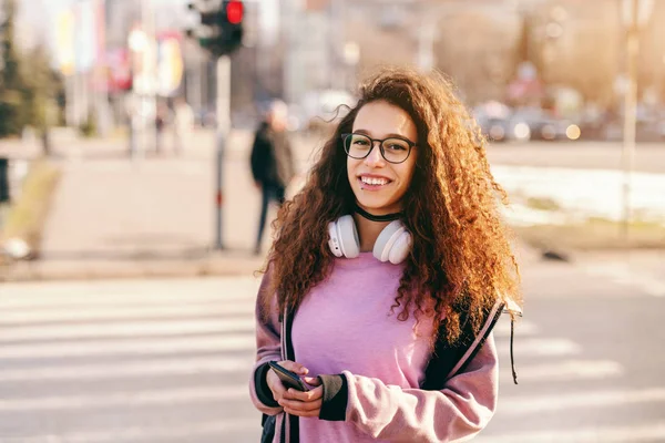 Sokakta Duran Akıllı Telefon Tutarak Kameraya Bakıyor Güzel Genç Hipster — Stok fotoğraf