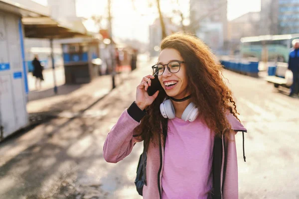 Toothy 미소와 배낭에 혼합된 Hipster 소녀는 거리에 전화에 — 스톡 사진