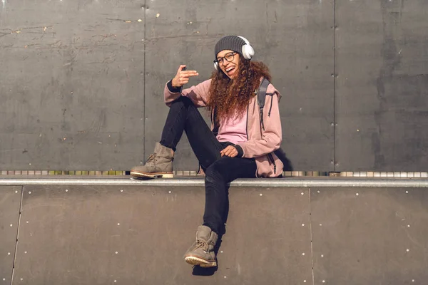 Hipster Μικτή Φυλή Κορίτσι Μακριά Σγουρά Μαλλιά Ακούγοντας Μουσική Και — Φωτογραφία Αρχείου