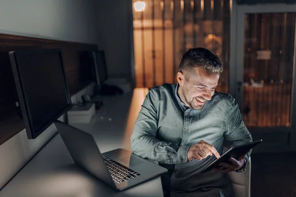 Guapo Caucásico Barbudo Freelancer Con Sonrisa Dentada Sentado Oficina Tarde — Foto de Stock