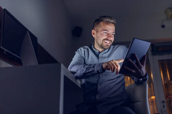 Onderaanzicht Van Knappe Kaukasische Bebaarde Freelancer Met Toothy Glimlach Zitten — Stockfoto