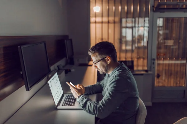 Sidovy Unga Kaukasiska Hårt Arbetande Arkitekt Med Glasögon Med Smarta — Stockfoto