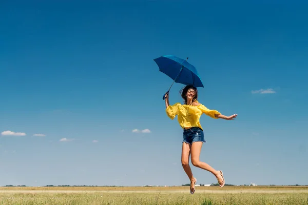 Menina Branca Bonita Blusa Amarela Calções Jeans Pulando Com Guarda — Fotografia de Stock