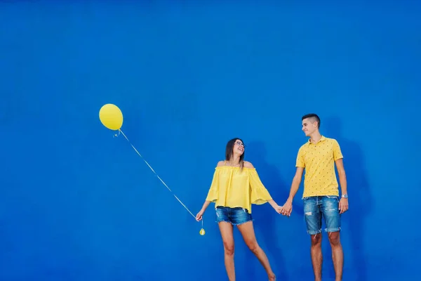 Cute Teenage Couple Dressed Yellow Shirts Denim Shorts Holding Hands — Stock Photo, Image