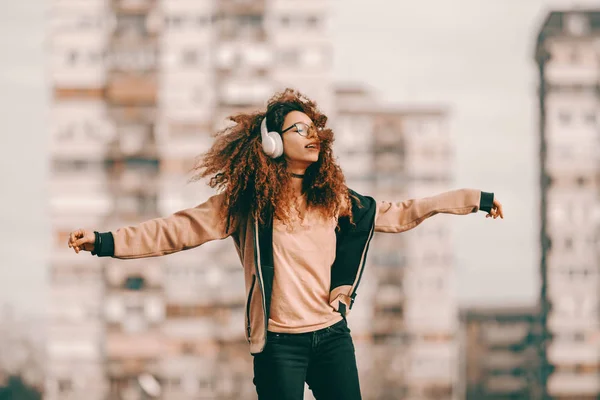 Mooi Gemengd Ras Hipster Tienermeisje Met Krullend Haar Genieten Van — Stockfoto