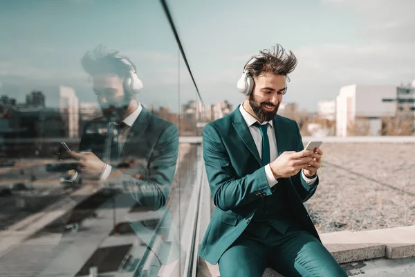 Usměvavý Vousatý Úspěšný Obchodník Formálním Nošení Naslouchající Hudby Používání Inteligentního — Stock fotografie