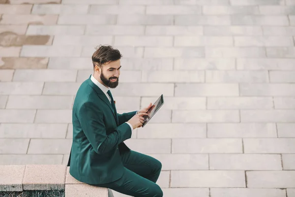 Vista Lateral Joven Sonriente Caucásico Exitoso Hombre Negocios Barbudo Ropa — Foto de Stock