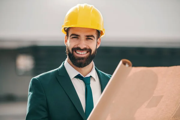 Retrato Bonito Sorridente Arquiteto Sucesso Desgaste Formal Com Capacete Segurando — Fotografia de Stock