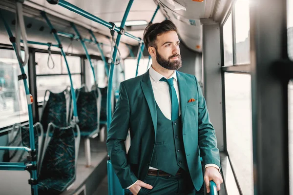 Νέος Καυκάσιος Επιχειρηματίας Τιρκουάζ Κοστούμι Οδήγηση Δημόσιο Λεωφορείο Και Κοιτάζοντας — Φωτογραφία Αρχείου
