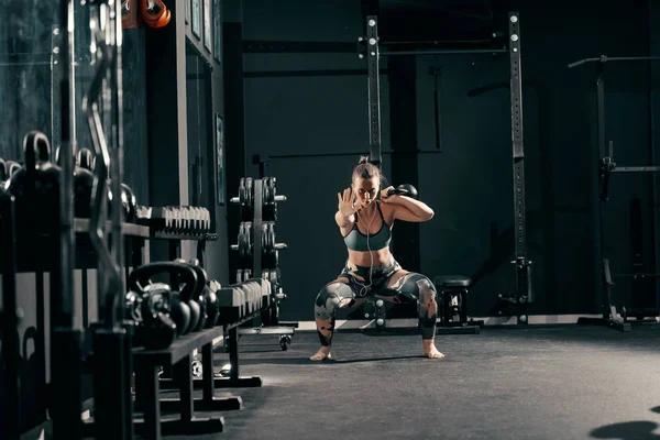 Kaukázusi Izmos Barna Fülhallgató Ban Fül Zömök Helyzetben Kettlebell Edzések — Stock Fotó