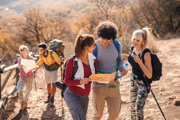 Pequeno Grupo Pessoas Caminhando Olhando Para Mapas Enquanto Estava Clareira — Fotografia de Stock