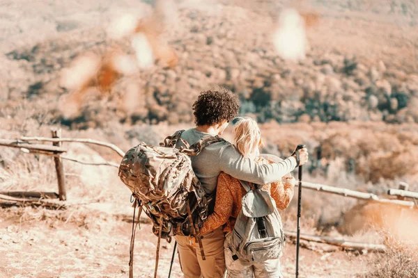 Pareja Abrazándose Mirando Hermosa Vista Senderismo Naturaleza Otoño —  Fotos de Stock