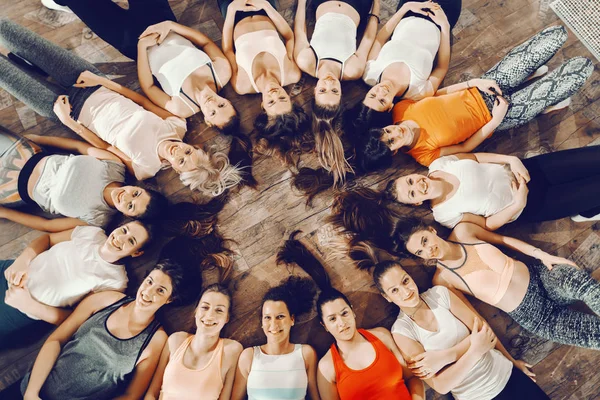 Top View Sporty Group Women Sportswear Lying Gym Floor Circle — Stock Photo, Image