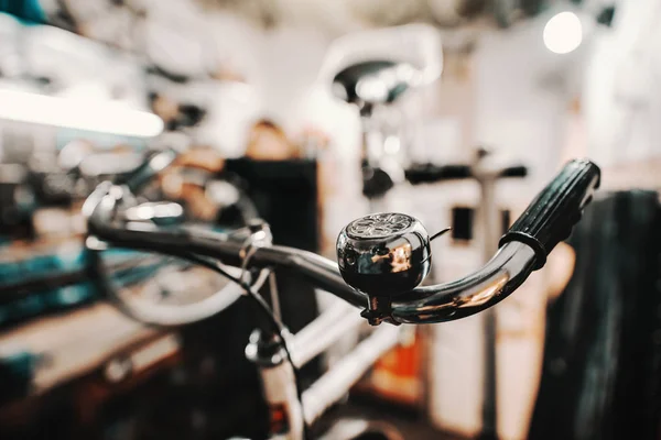 Feche Punho Guidão Com Sino Ligado Bicicleta Oficina Interior — Fotografia de Stock