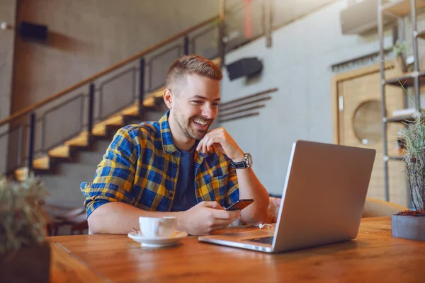 Joven Sonriente Guapo Caucásico Sin Afeitar Freelancer Camisa Cuadros Sentado — Foto de Stock