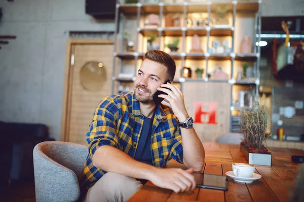 Joven Caucásico Guapo Hombre Sin Afeitar Camisa Cuadros Sentado Cafetería — Foto de Stock