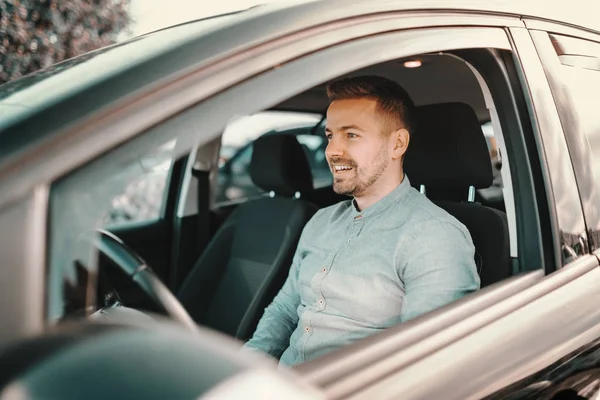 Sorrindo Bonito Caucasiano Homem Sentado Carro Caro — Fotografia de Stock