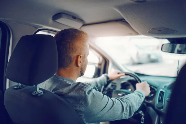 Kjekk Hvit Mann Blå Skjorte Bilde Tatt Fra Baksetet – stockfoto