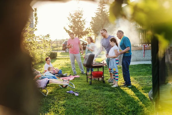 Heureux Famille Parler Griller Dans Cour — Photo