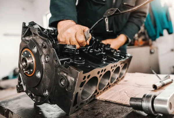 Auto Mechanik Úprava Hlavy Válců Bloku Motoru Workshop — Stock fotografie