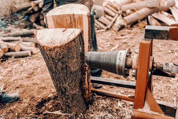 Workers Cutting Logs Peaces Cutting Machine Outdoors — Stock Photo, Image