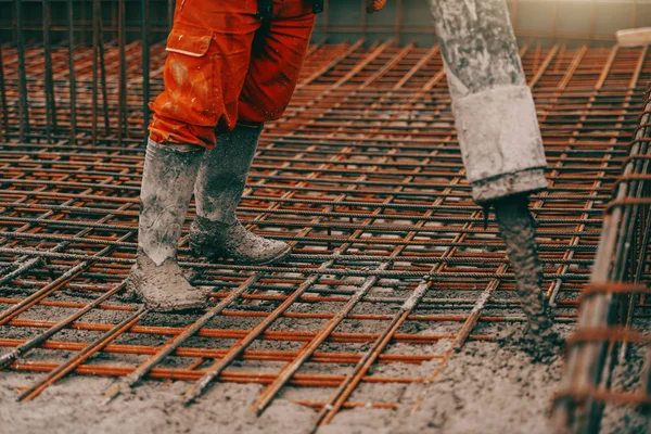 Trabalhador Estaleiro Construção Botas Terno Proteção Laranja Derramando Concreto — Fotografia de Stock