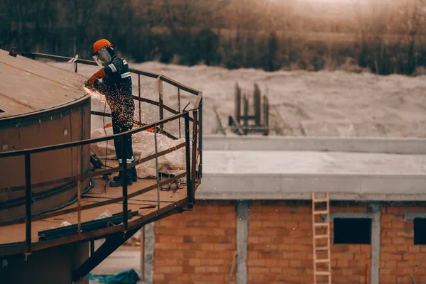 Werknemer Beschermende Uniform Helm Slijpen Top Van Toren Bouwplaats — Stockfoto