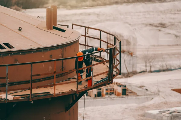 Pracovník Ochranné Uniformě Helmě Broušení Vrcholu Věže Staveništi — Stock fotografie