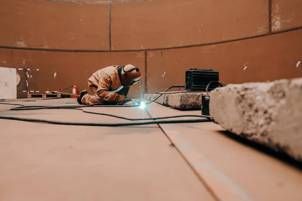 Trabalhador Terno Proteção Máscara Agachamento Soldagem Torre Metal Local Construção — Fotografia de Stock