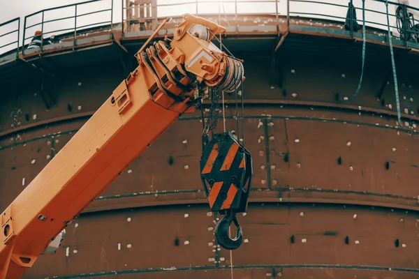 Foto Van Oranje Kraan Bouwplaats Achtergrond Oude Roestige Toren — Stockfoto