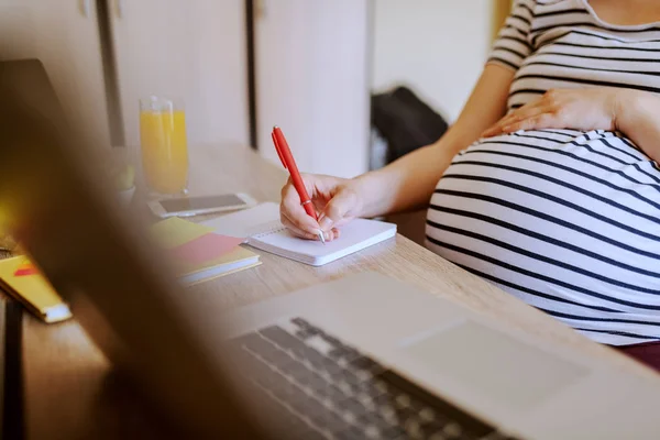 Беременная Женщина Сидит Столом Пишет Блокноте Столе Здоровый Завтрак Ноутбук — стоковое фото