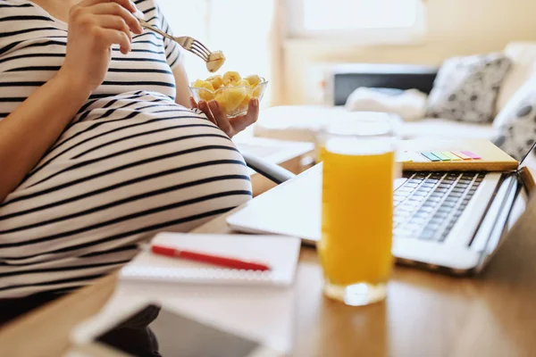 Unga Kaukasiska Gravid Freelancer Äta Frukter Och Sitter Hemma Kontoret — Stockfoto