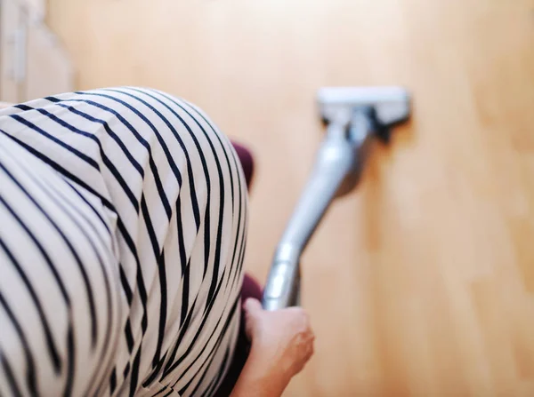 Visão Superior Jovem Mulher Grávida Branca Usando Aspirador Para Limpar — Fotografia de Stock