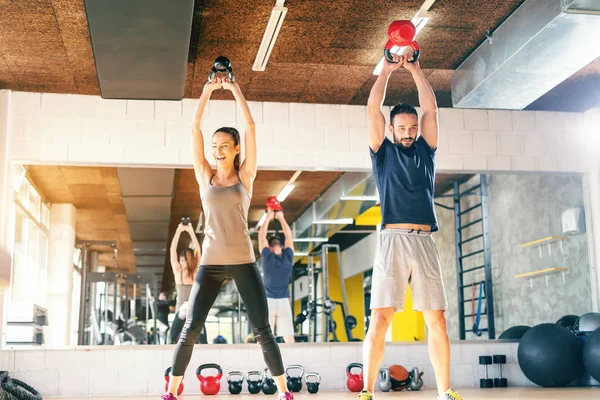 Paar Macht Kraftübungen Mit Kettlebells Stehen Fitnessstudio — Stockfoto