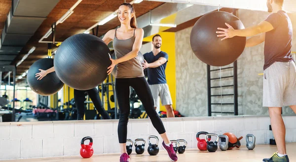 Dois Jovens Bonitos Usando Bolas Pilates Para Exercitar Ginásio — Fotografia de Stock