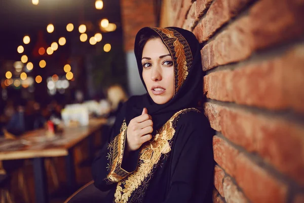 Retrato Mulher Muçulmana Encantadora Com Rosto Sério Sentado Cafetaria Olhando — Fotografia de Stock