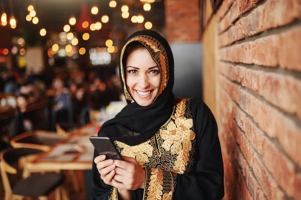 Alegre Encantadora Mujer Musulmana Abaya Utilizando Teléfono Inteligente Para Leer — Foto de Stock