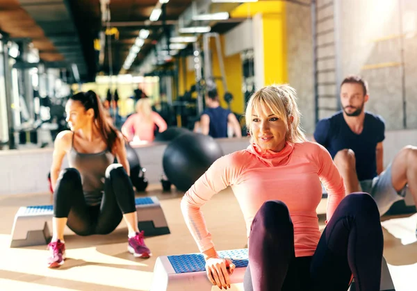 Grupo Personas Dedicadas Hacer Ejercicios Stepper Gimnasio Fondo Reflejo Espejo — Foto de Stock