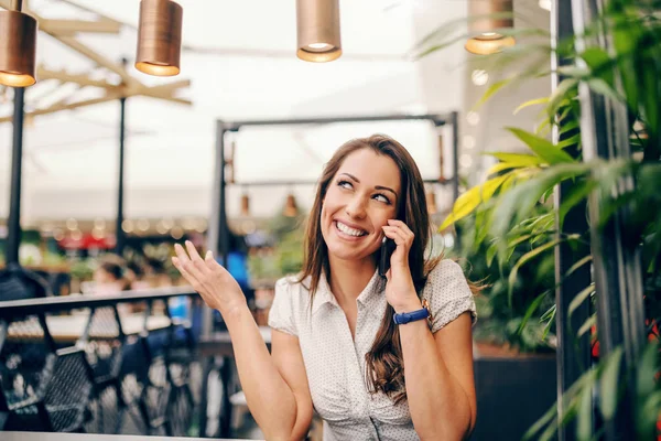 Junge Kaukasische Lächelnde Brünette Sitzt Café Und Benutzt Smartphone Zum — Stockfoto