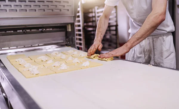 Bakehouse Ayakta Iken Peynir Ile Puf Pasta Yapma Temiz Beyaz — Stok fotoğraf