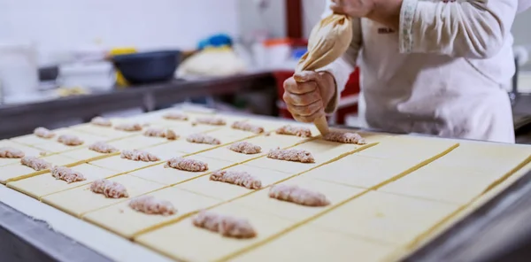 Çalışkan Baker Ile Lezzetli Muhallebi Pasta Doldurma Fırın — Stok fotoğraf