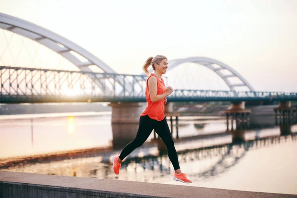 Sonriente Mujer Rubia Caucásica Ropa Deportiva Corriendo Muelle Por Mañana — Foto de Stock