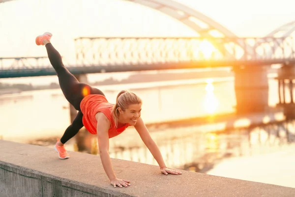 Lächelnde Kaukasische Blondine Bei Fitnessübungen Der Wand Hintergrund Fluss Brücke — Stockfoto