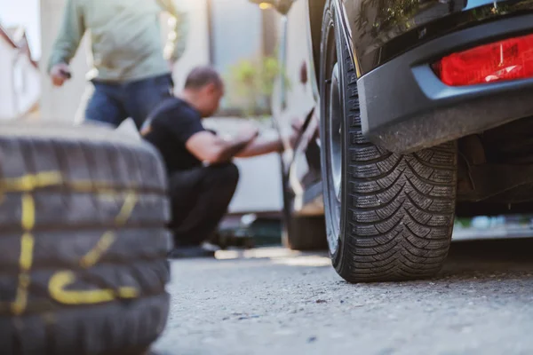 Közelről Régi Gumiabroncs Földön Autószerelő Műhely Háttérben Auto Mechanikus Változó — Stock Fotó