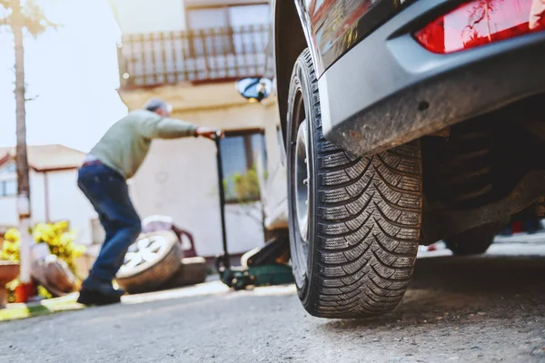 Auto Μηχανικός Χρησιμοποιώντας Υποδοχή Αυτοκινήτου Στο Εργαστήριο Επιλεκτική Εστίαση Στα — Φωτογραφία Αρχείου