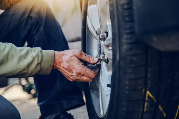 Gros Plan Mécanicien Automobile Aide Outil Pour Changer Pneu Tout — Photo