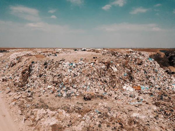 Bukti Kelalaian Manusia Pada Gambar Tumpukan Besar Sampah Merusak Alam — Stok Foto